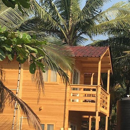 Tiara Fiesta Beach Cottages Morjim Esterno foto